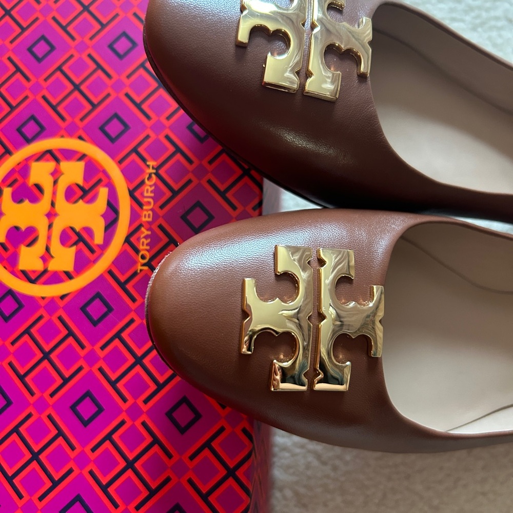 Tory Burch Brown Leather Flats with Gold Logo Plaque size 7.5 - Picture 3 of 9